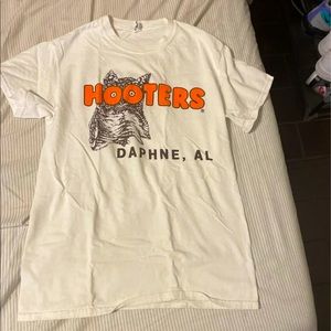 Hooters t shirt